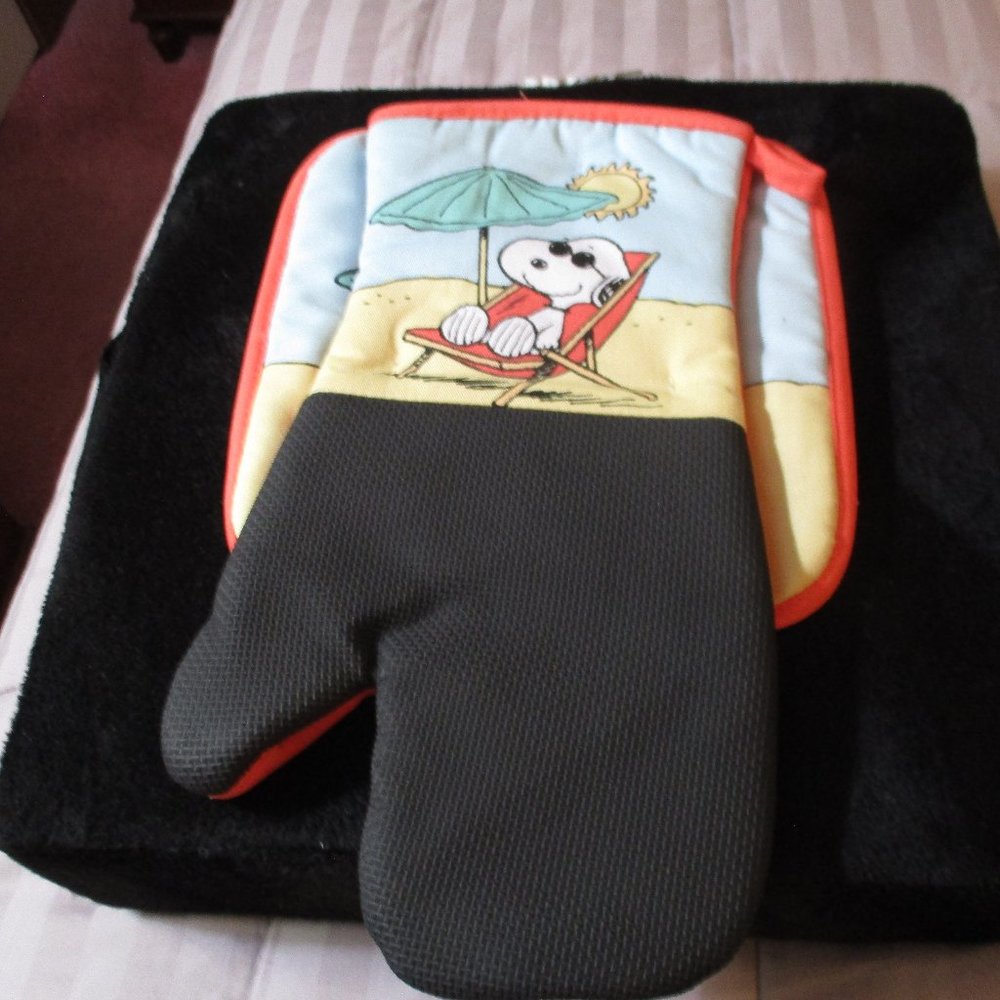 Set of Peanuts Summer Snoopy Oven Mits NEW